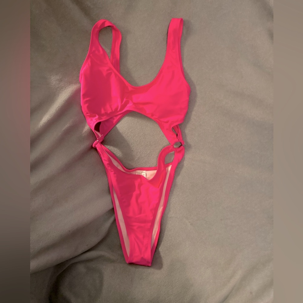 Sovoyontee Women's Sexy One Piece Swimsuit. NWT. Size Medium